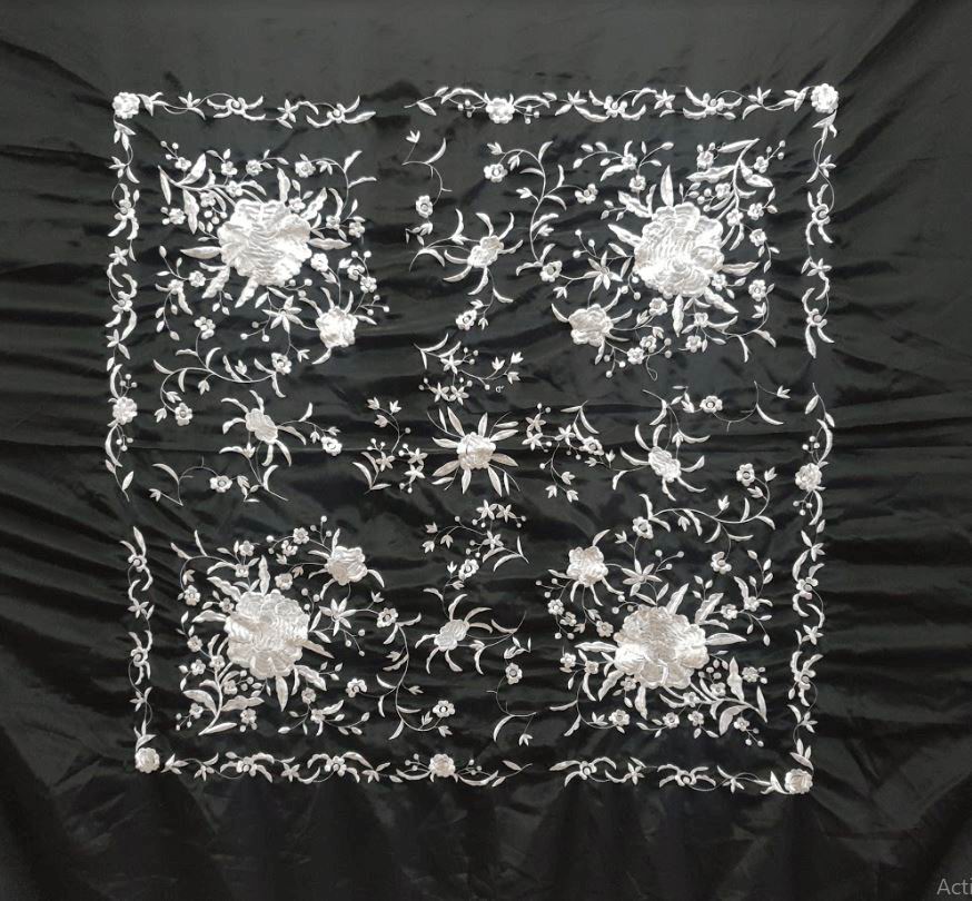 Manton de Manila para Ensayo. Negro bordado en Plata. 135cm X 135cm